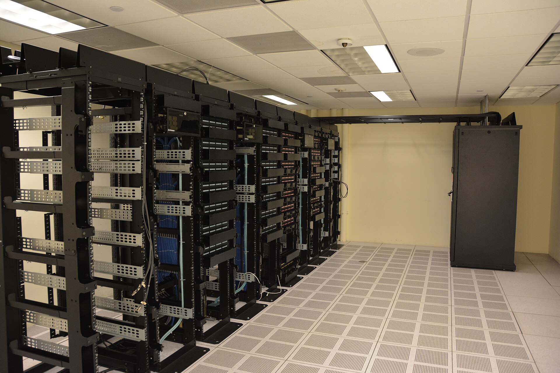 Public-interest AI still requires practical compute infrastructure, not only a governance promise. Image: Wikimedia Commons / Carl Lender, CC BY 2.0.
