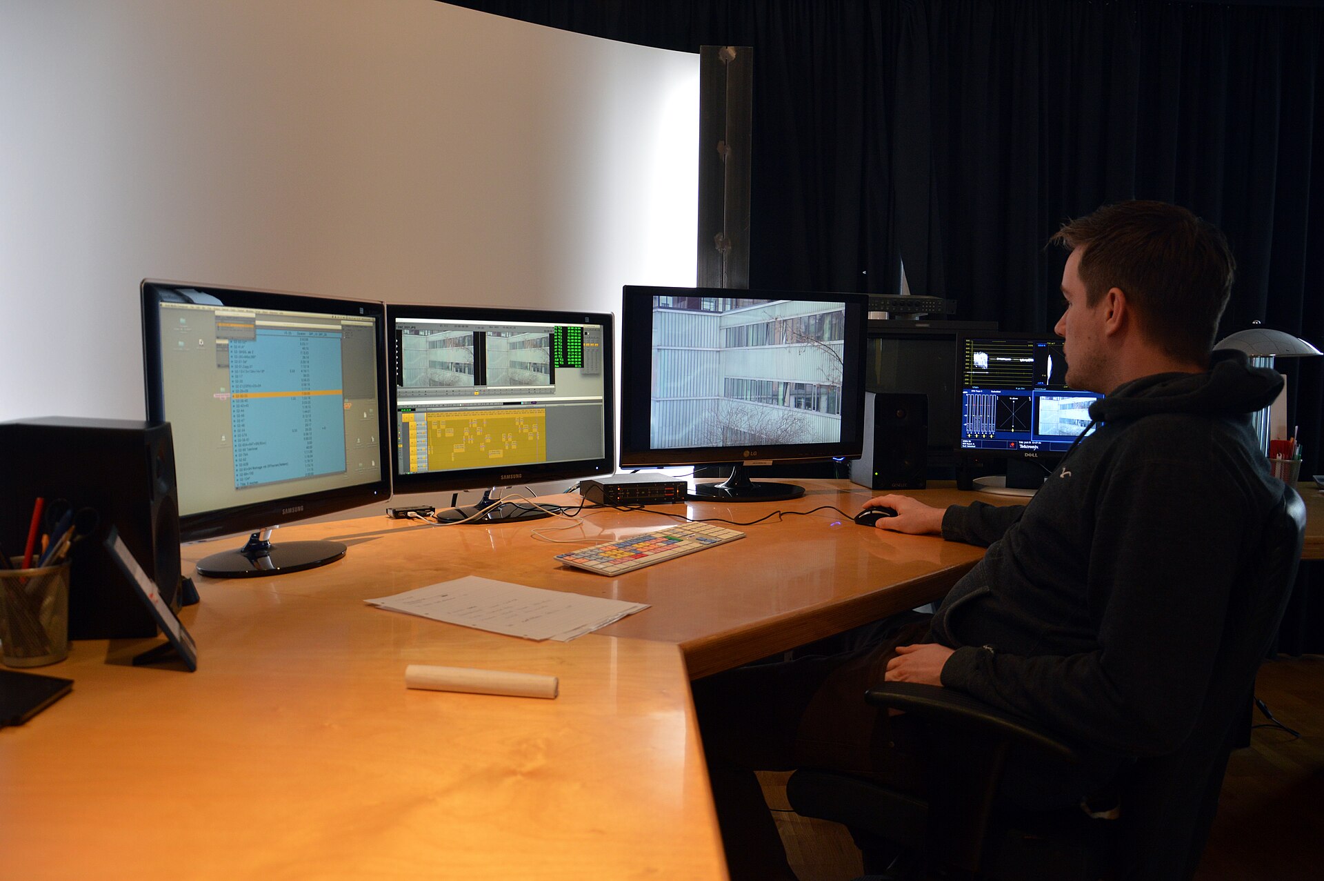 Film production combines creative judgment, technical craft and rights that cannot be reduced to a model prompt. Image: Wikimedia Commons / Adrian Scottow, CC BY-SA 2.0.