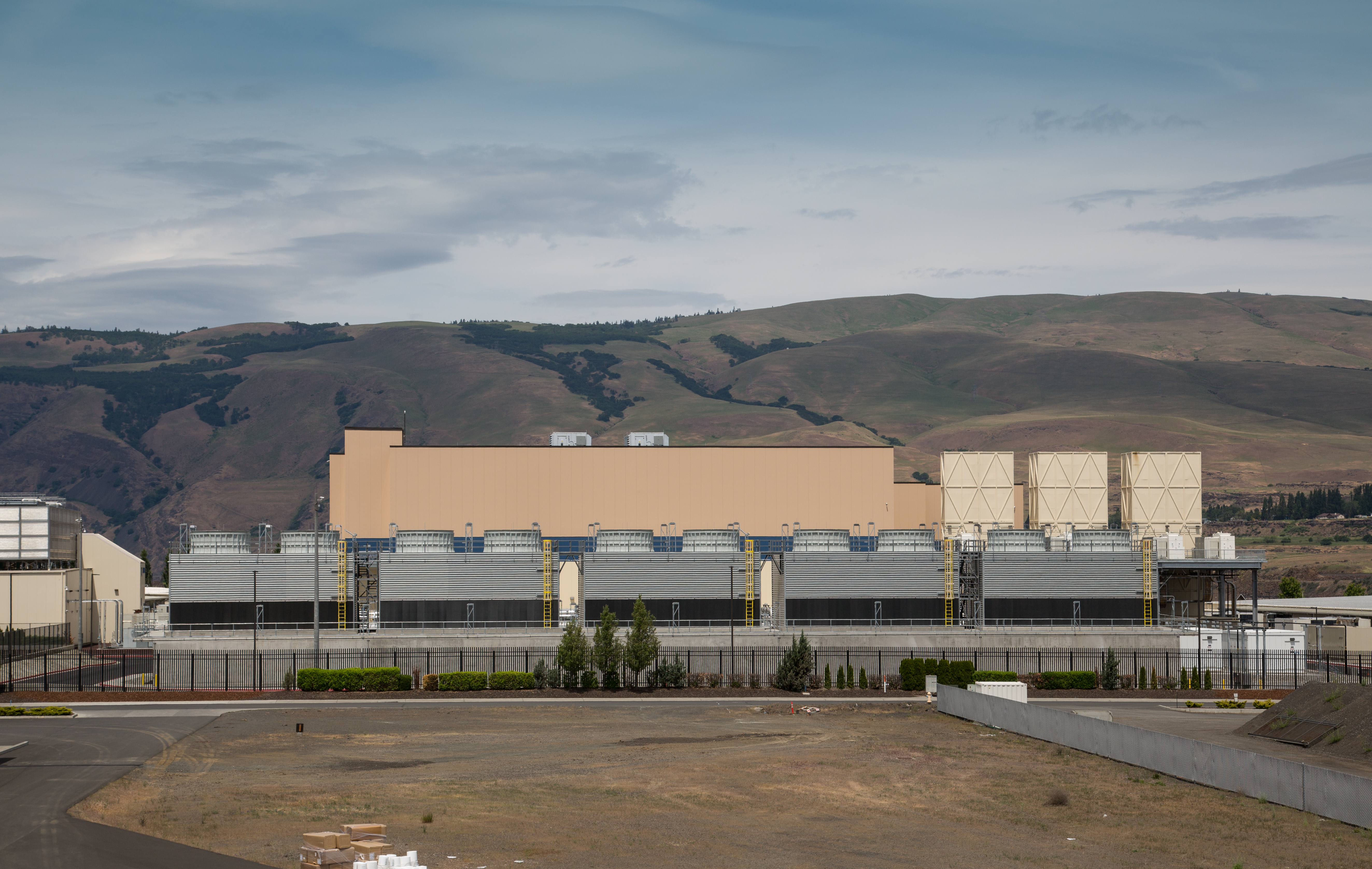 AI workloads have pushed data center projects toward larger power footprints, forcing states to revisit permitting assumptions. Image: Wikimedia Commons / Tony Webster, CC BY 2.0.