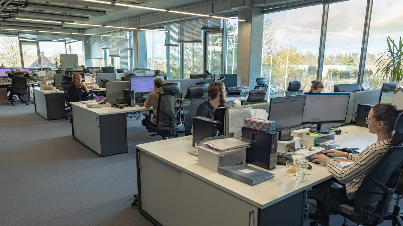 Voice and chat support workflows are one of the first production targets for OpenAI Presence. Image: Wikimedia Commons / Maciej Wargin, CC BY-SA 4.0.