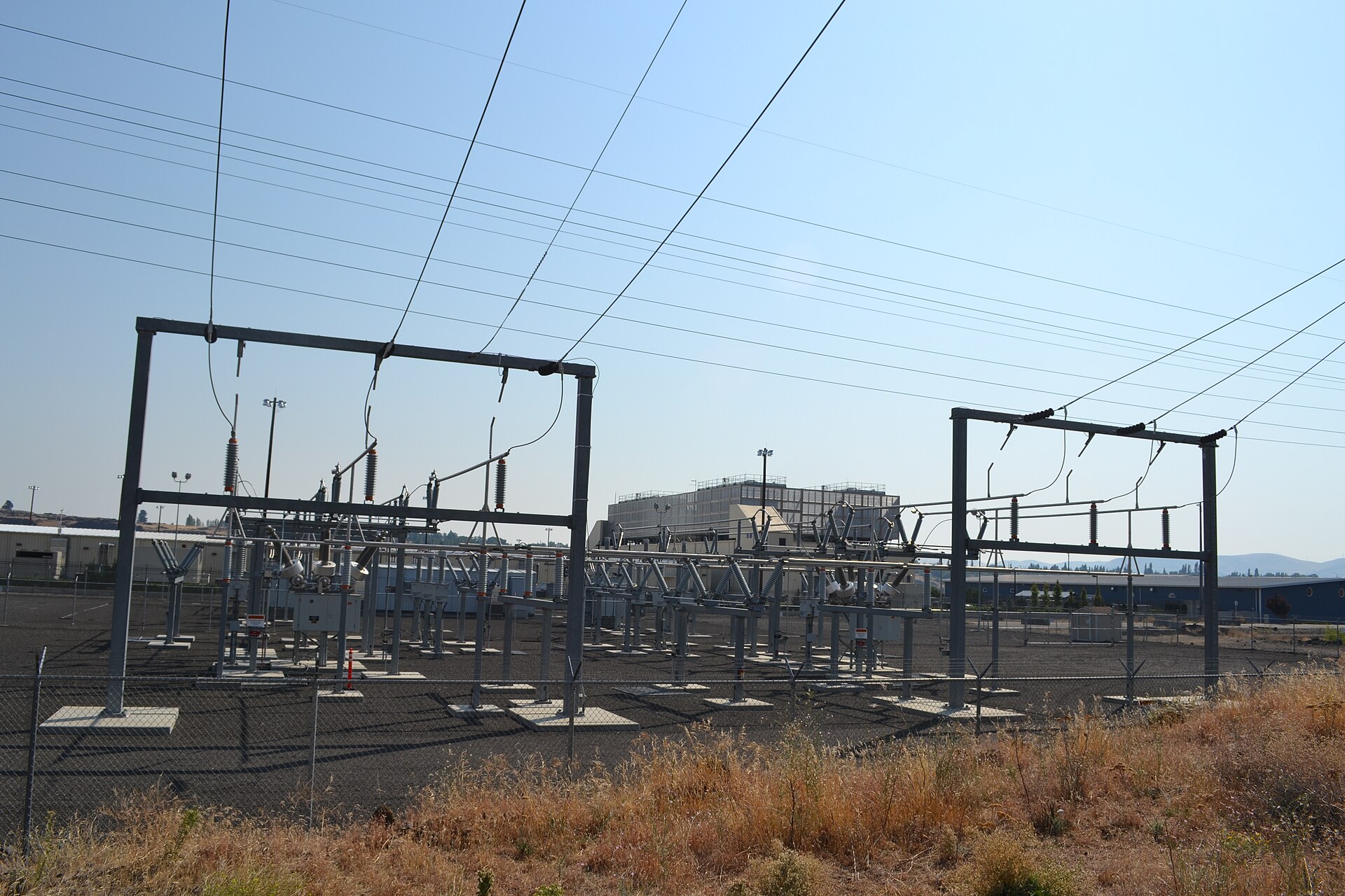 Alphabet's AI strategy depends on data center capacity, custom silicon, and enough power to serve search, cloud, and Gemini demand. Image: Wikimedia Commons / Visitor7, CC BY-SA 3.0.