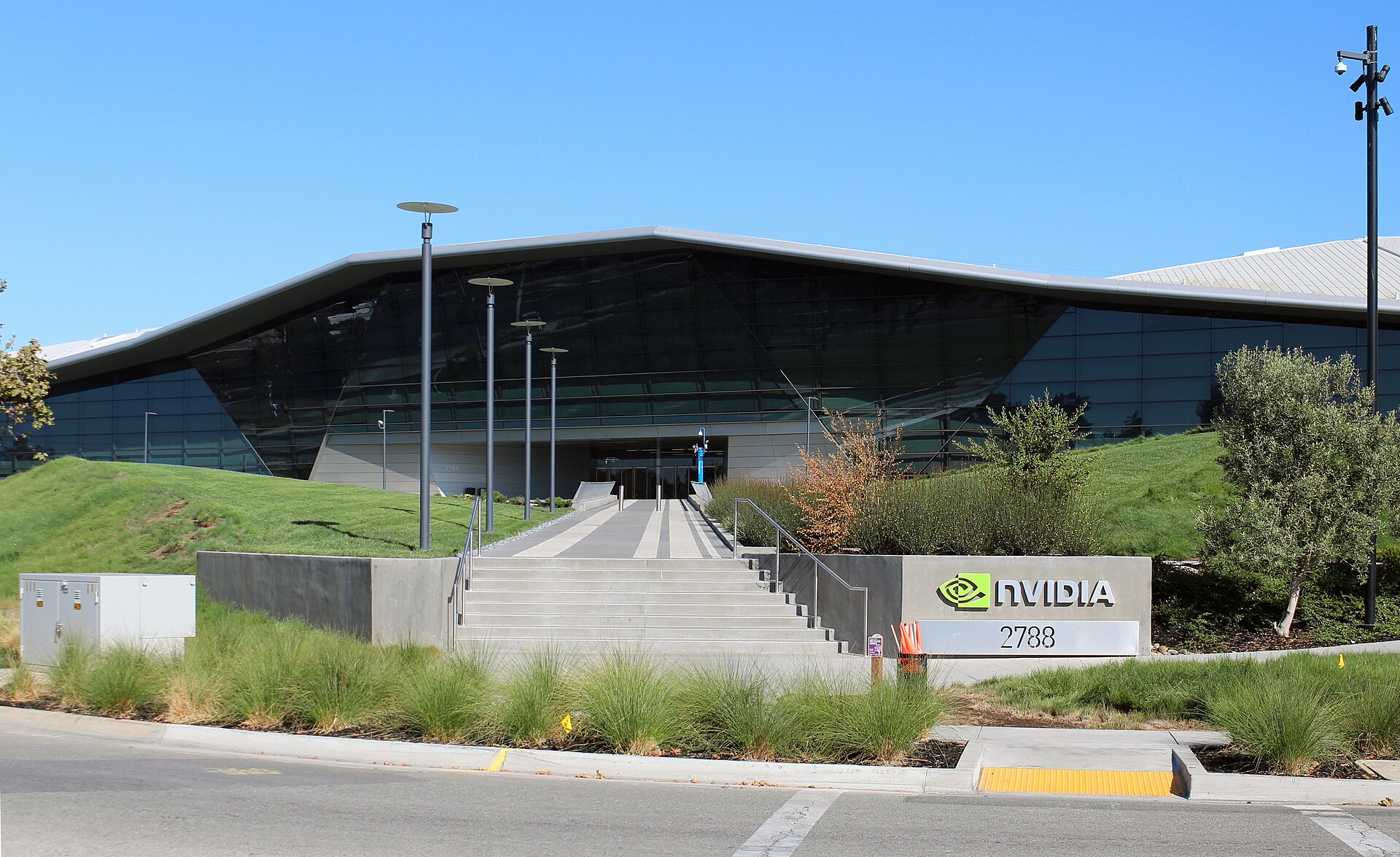Nvidia's policy stance is tied to a market where broader AI adoption supports demand for chips, networking, and data center systems. Image: Wikimedia Commons / Coolcaesar, CC BY-SA 4.0.