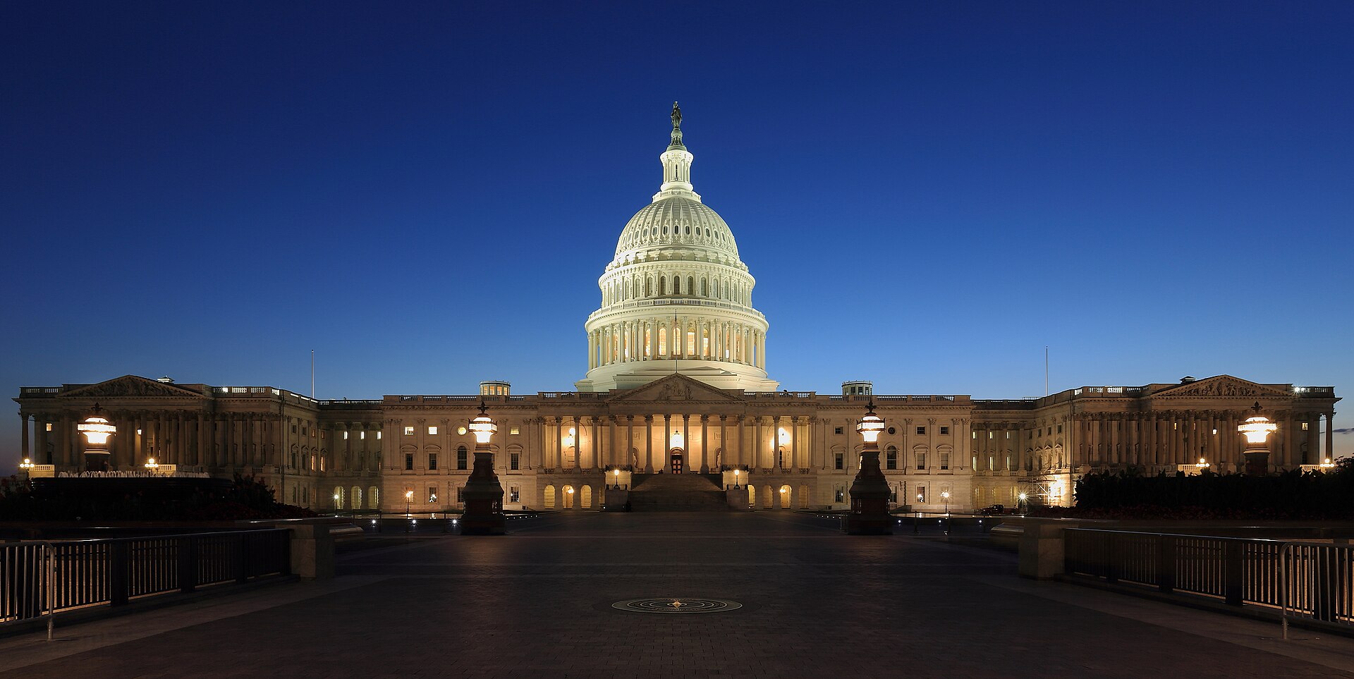 The U.S. open-model debate now blends national security, competition policy, export controls, and lobbying by incumbent labs. Image: Wikimedia Commons / Martin Falbisoner, CC BY-SA 3.0.