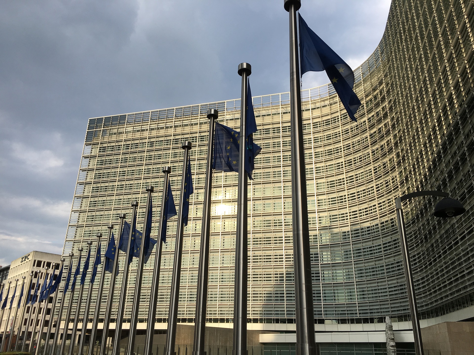 Brussels will push for a non-discriminatory AI access framework because sudden model restrictions make foreign dependency politically visible. Image: SUPERBASH_.